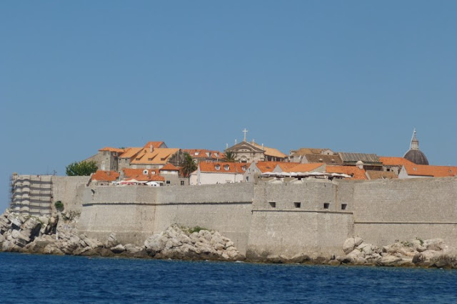 Dubrovnik, zicht op stadsmuur vanuit zee