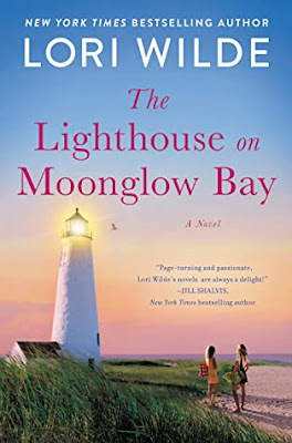 book cover of women's fiction novel The Lighthouse on Moonglow Bay by Lori Wilde