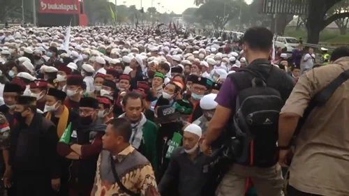 Jelang Rizieq Mendarat, Terminal 3 Jadi Lautan Massa FPI