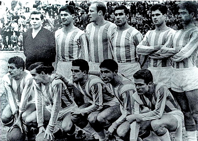 REAL VALLADOLID DEPORTIVO. Temporada 1962-63. Zumalabe, García Verdugo, Pini, Pinto, Ramírez, Sanchís. Aramendi, Endériz, Morollón, Rodilla y Molina. CLUB ATLÉTICO DE MADRID 5 REAL VALLADOLID DEPORTIVO 2 Domingo 30/12/1962, 16:30 horas. Campeonato de Liga de 1ª División, jornada 14. Madrid, estadio Metropolitano. GOLES: ⚽1-0: 2’, Chuzo. ⚽1-1: 8’, Rodilla. ⚽1-2: 19’, Rodilla. ⚽2-2: 51’, Ramiro. ⚽3-2: 63’, Adelardo. ⚽4-2: 73’, Adelardo. ⚽5-2: 75’, Chuzo.