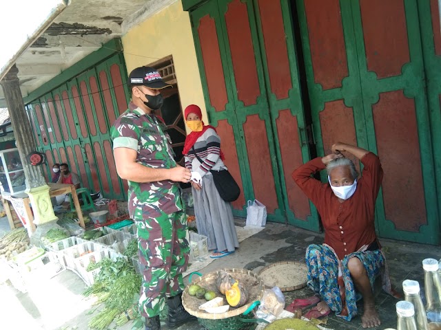 Koramil 01/Sukoharjo, Bagikan Masker ke Warga Di Masa PPKM Level 2