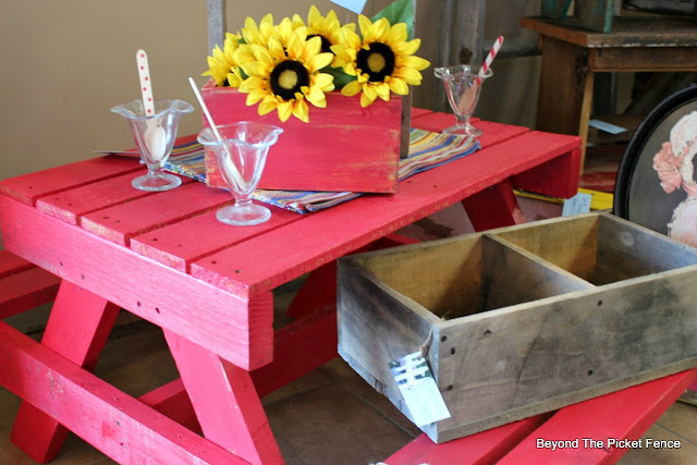 picnic table, pallets, pallet furniture, wood crate, sunflowers, summer, outdoor dining, http://bec4-beyondthepicketfence.blogspot.com/2016/06/picnic-time.html