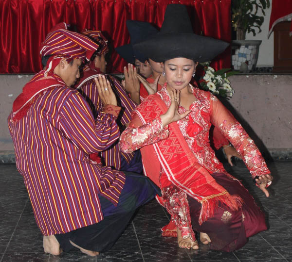 Etnik Dan Budaya Indonesia Indahnya Tari Landek Tanah 