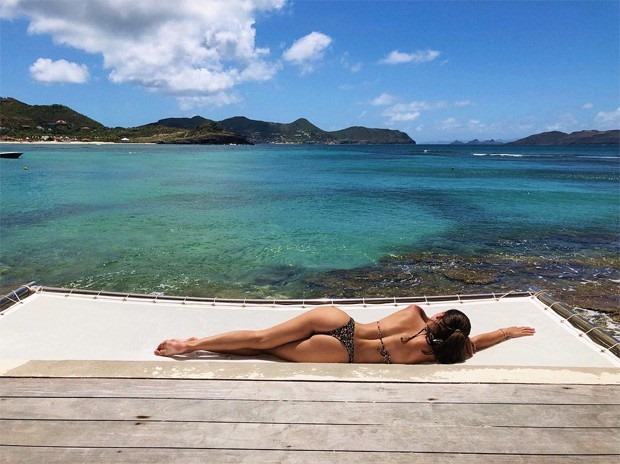 Sofia Richie posa de biquíni em cenário paradisíaco