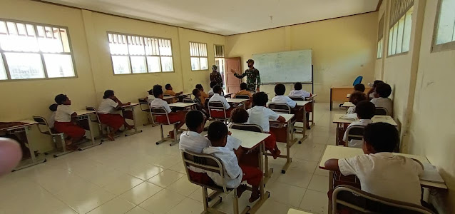 Satgas Pamrahwan Yonif 756/WMS Mengajar Wawasan Kebangsaan dan PBB di SD YPPK Pusinara Amungun Timika