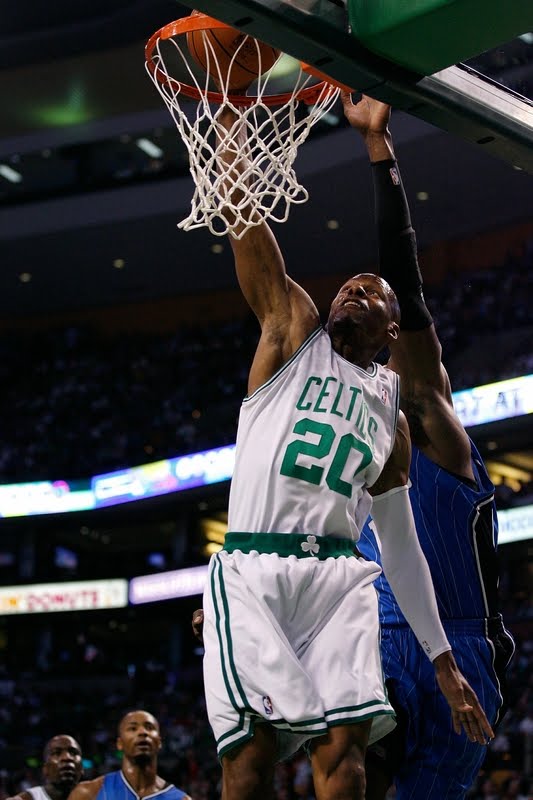 dwight howard dunks on kobe. dwight howard dunks on kobe