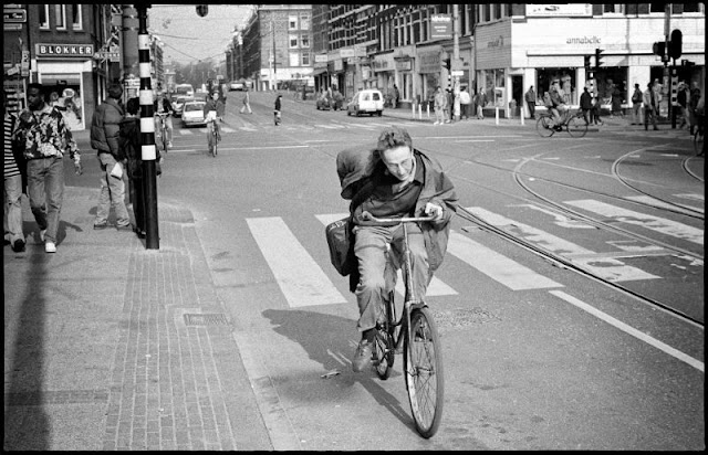 30 Amazing Black and White Photos Capture Scenes of the Kinkerstraat, Amsterdam in 1992