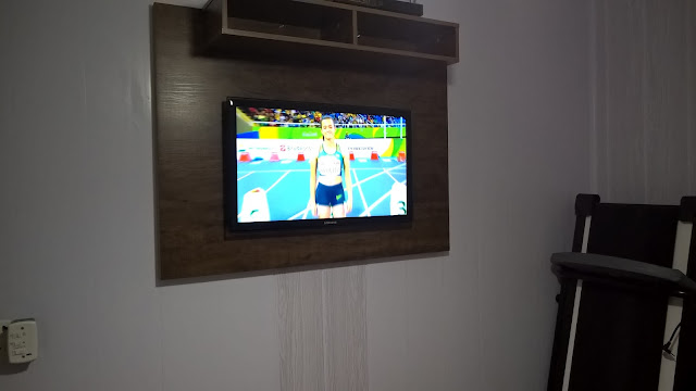 Parede acabada com painel de TV instalado