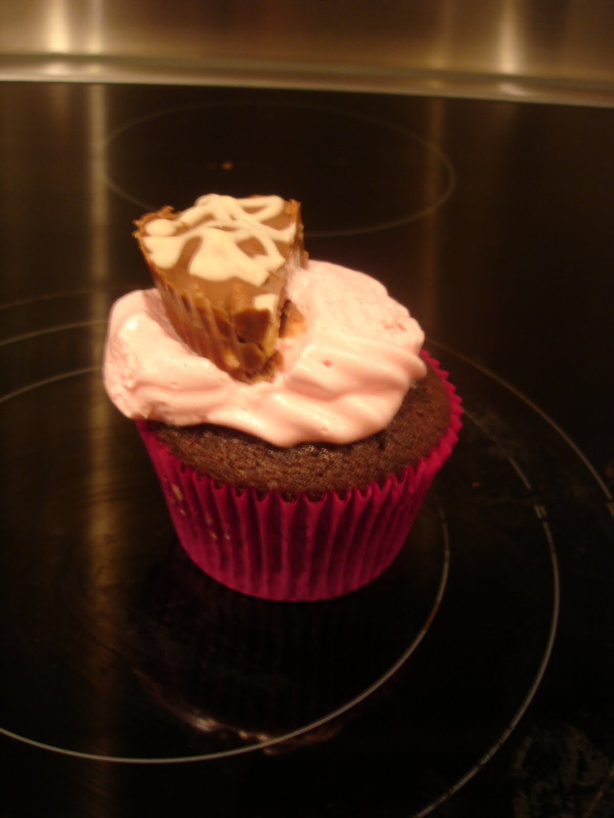 Gemma made these Snickers and Rocky Road Cupcakes. This picture doesn ...
