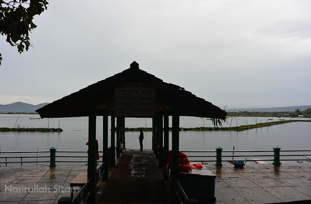 Menanti senja di Bukit Cinta Rawa Pening