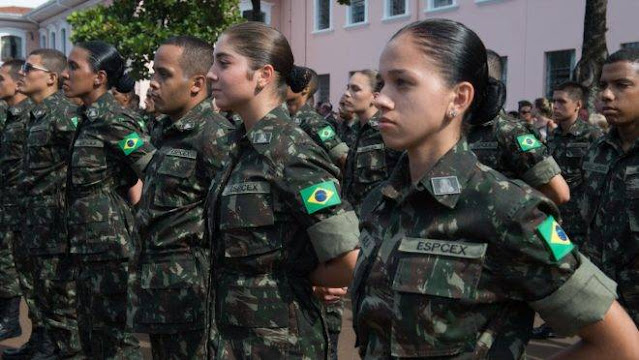 Exército quer continuar proibindo mulheres em funções de combate.