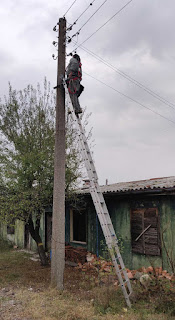 A man comes to fix the cables