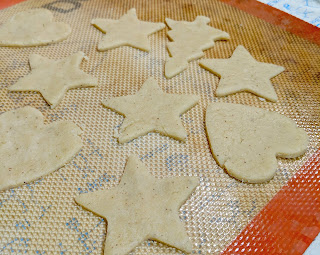 biscuits de noel aux epices sur un papier cuisson