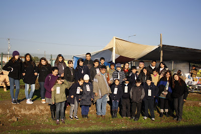 Lonko Rigoberto Calfuqueo y los niños de Mi Club Domingo Savio