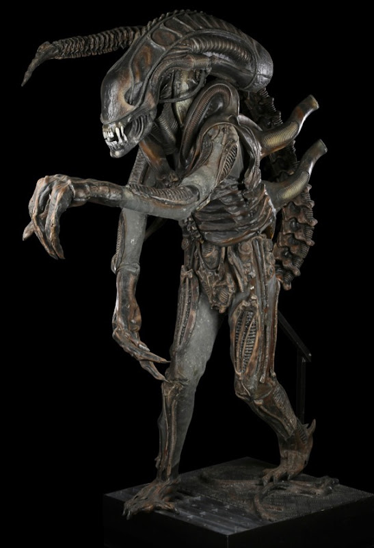 Xenomorph creature suit Aliens