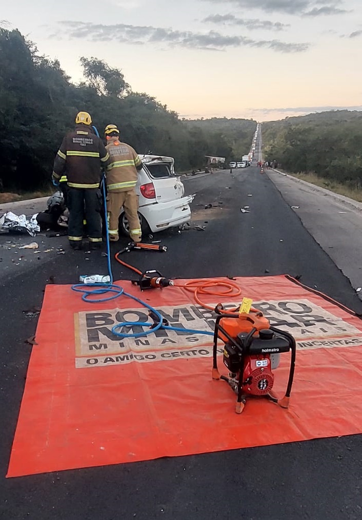 ACIDENTE FATAL NA BR-251: DUAS PESSOAS MORREM NA BATIDA ENTRE CARRO E  CARRETA BITREM