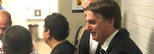 BOLSONARO SE ESCONDE EM BANHEIRO DE AEROPORTO PARA FUGIR DE XINGAMENTOS