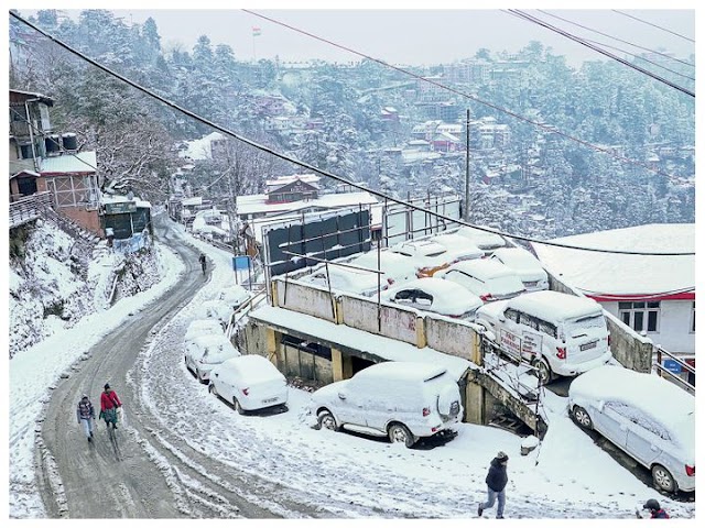 ठंड ने देशभर में असर दिखाना शुरू कर दिया है हिमाचल की राजधानी शिमला में बर्फबारी के बाद 401 सड़कें बंद 