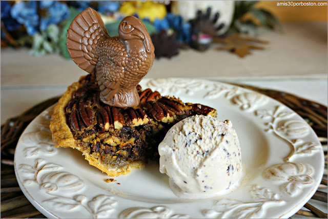 Porción de la Chocolate Bourbon Pecan Pie con Helado de Avellana y Pavo de Chocolate