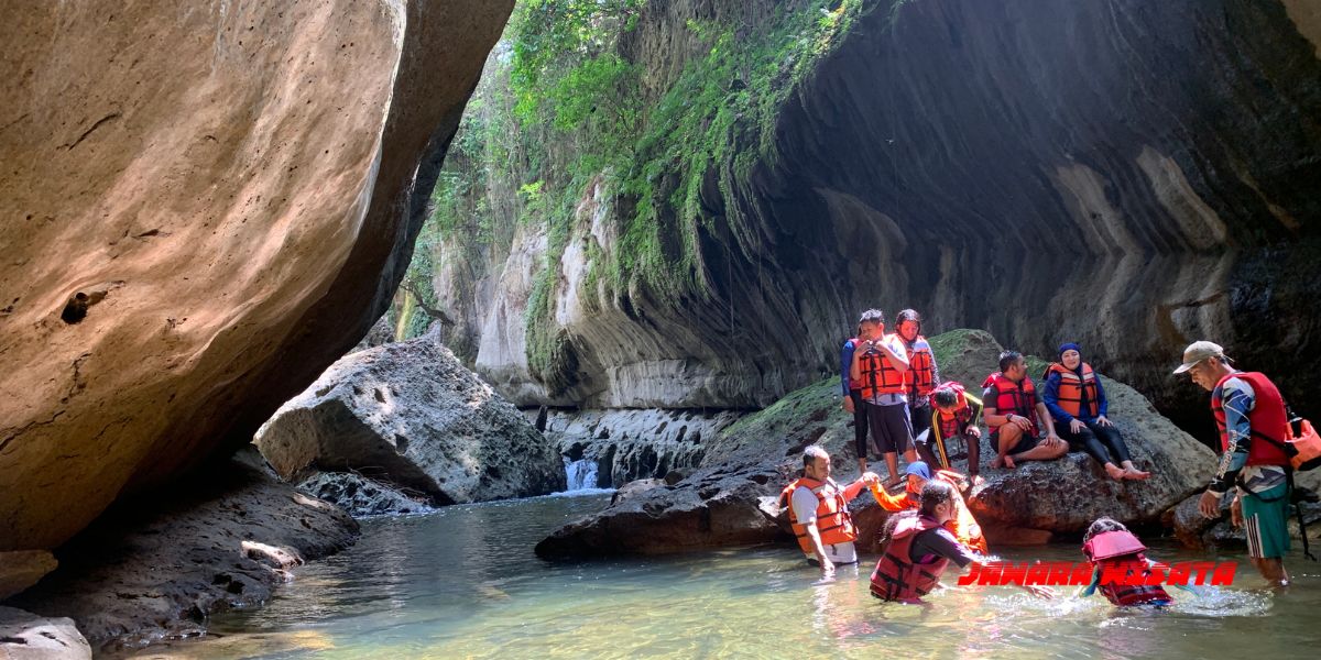 Paket wisata satu hari ke Batu Lumpang Pangandaran