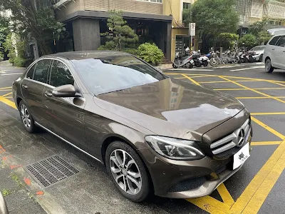 小曾這幾天收了這台車 ，先說條件吧真的不太好 。  賓士C200顏色咖啡色、配備不多 ，里程跑到 22萬公里真的超高的 。即便如此小曾團隊開始敢收 ，為什麼我們敢收別人不敢收的車呢 ?  因為小曾有一些客人是要買車找錢的 ，這台車可以找最高 65萬現金 ，算是我們中古車業者從業多年很少看到的超高找錢車 。小曾知道快要過年 ，很多人想要拿點現金好好過年 ，這次過年又放超級久要十天耶 。十天不能做生意 、房租要繳、薪水要發 、物價又漲茶葉蛋一顆要18元...大家真的是苦不勘言。  所以小曾團隊特地收購了這台咖啡C200 ，幫有需要的朋友們找更多的現金周轉 ，做生意最怕的就是週轉不靈 。如果什麼方法都試過了還是沒辦法借錢 ，那我們這台找錢車絕對是您可以考慮的。