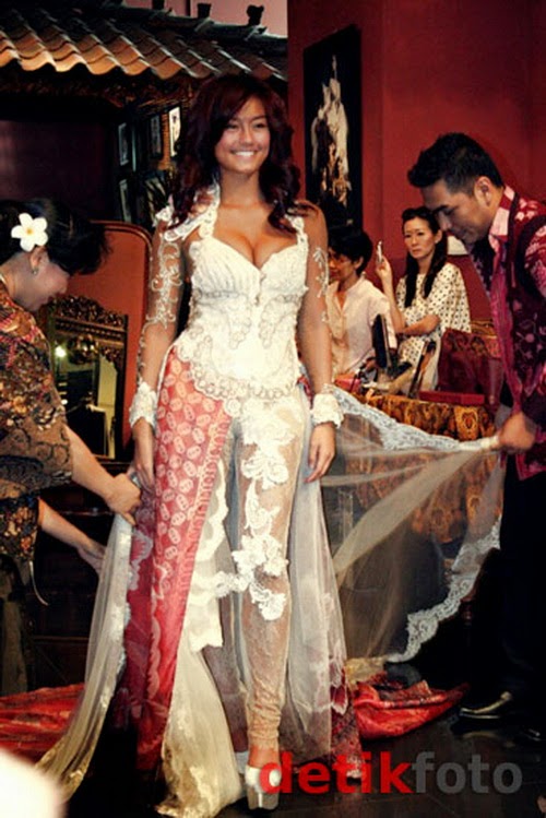 30 Model Kebaya Modern Artis Untuk Pesta WEDDING 