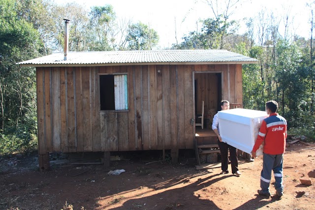 Em mais uma ação social Creluz doa geladeiras