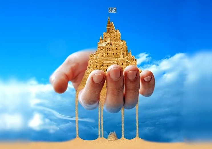 A imagem mostra a mão de Deus segurando a torre de babel enquanto ela escorre pelos seus dedos como areis. no fundo um céu azul preenche a imagem.