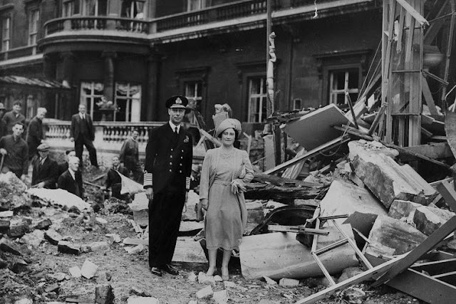 10 September 1940 worldwartwo.filminspector.com London Blitz Buckingham Palace