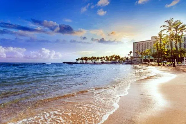 Playa y el hotel Caribe Hilton en San Juan, Puerto Rico
