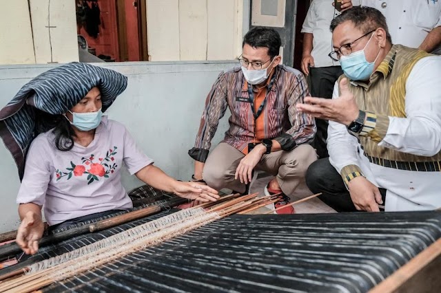 Menparekraf Dorong Pengrajin Kampung Ulos Dairi  Berinovasi  