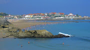 Acercando la imagen, vemos la Playa de Comillas en un día de verano sobre . (playa de comillas )