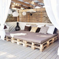 Terrazas y balcones decorados con pallets de madera