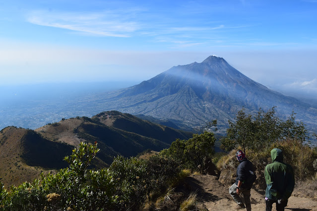 View Gunung Merapi dari Gunung Merbabu