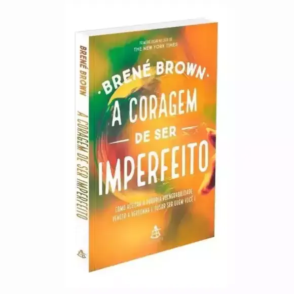 Capa do livro A Coragem de Ser Imperfeito de Brené Brown ao lado de uma xícara de café.