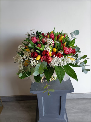 Ramos, centros, cestas, caja con flores en colores alegres para  momentos bonitos de nuestra vida