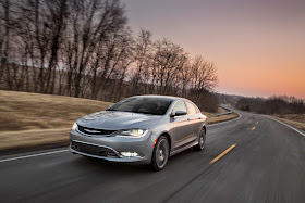 Front 3/4 view of 2015 Chrysler 200C