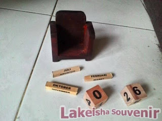 souvenir pernikahan kalender kayu