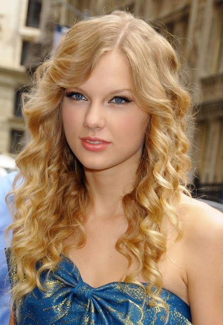 Taylor Swift Light Blonde Hairstyle