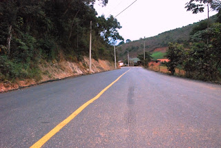 Importante estrada vicinal, que liga as localidades de Mottas, Santa Rosa e Água Quente está recebendo limpeza, asfaltamento e sinalização
