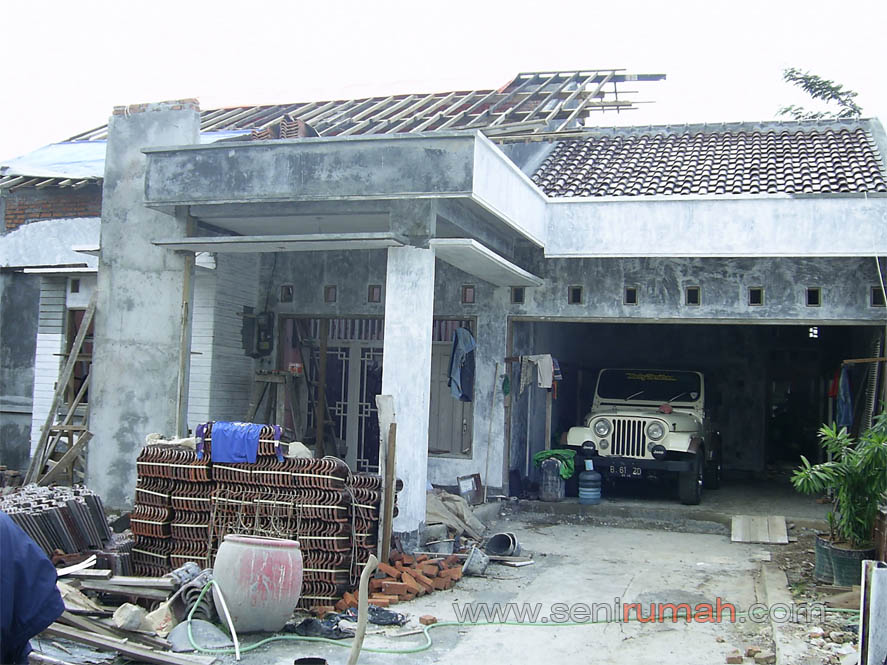 Renovasi Tampak Depan Rumah Bangunan Lama di Jakarta Timur 