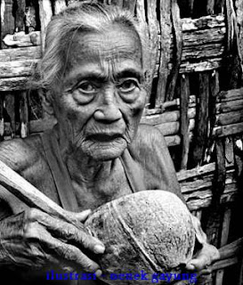 Foto Nenek Bawa Gayung,Nenek Gayung border