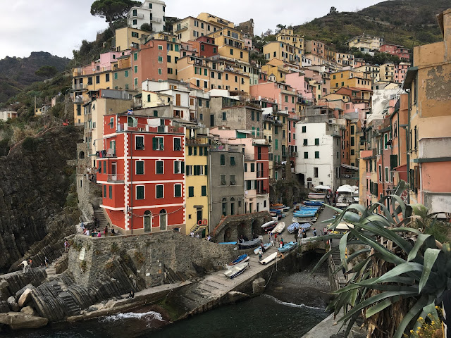 pink outfit, Italian coast, cinque terre, travel blogger, travel to cinque terre, fashion blogger, fashion blogger in italy, where to travel in italy, best fashion and travel blogger, fashion blogger on budget