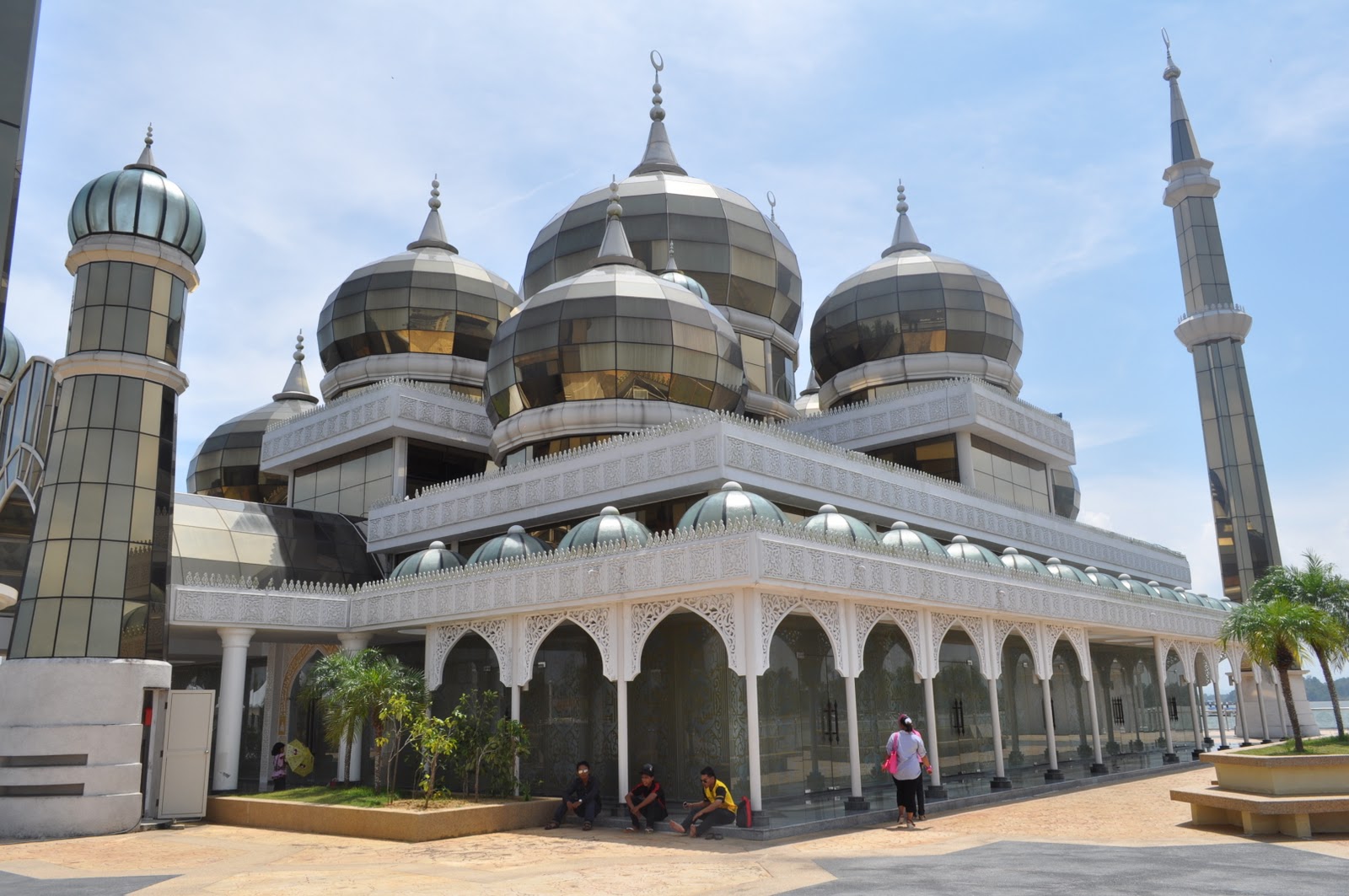 Arjuna A D Cantiknya Masjid  Kristal