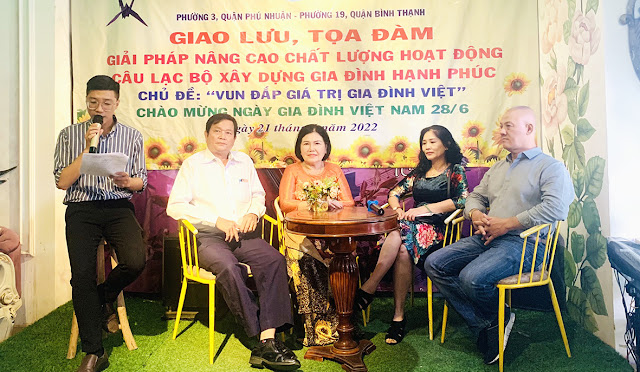 Quang cảnh giao lưu, tọa đàm chủ đề “Vun đắp giá trị gia đình Việt”. (Ảnh B. Khang)