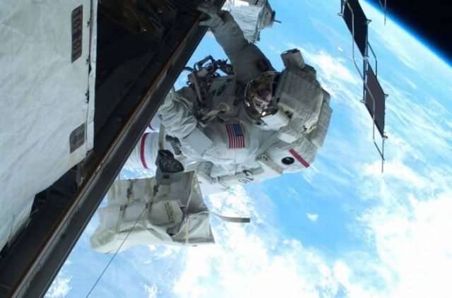 Amazing Spacewalkk Photos Seen On www.coolpicturegallery.us