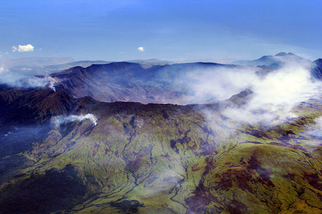 Gunung Tambora di Pulau Sumbawa Kabupaten Bima dan Kabupaten Dompu