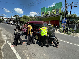  Layanan Prima Operasi Ketupat Semeru 2024, Polisi Rela Dorong Mobil Wisatawan di Kota Batu yang Mogok