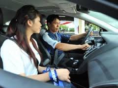 Học lái xe ô tô số tự động không khó