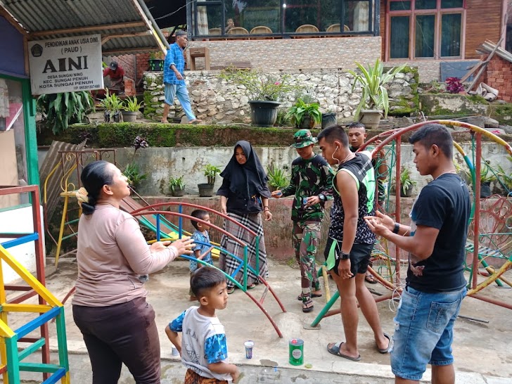 Peduli Pendidikan, Satgas TMMD Kodim 0417 /Kerinci Perbaiki Lantai dan Mengecat PAUD AINI